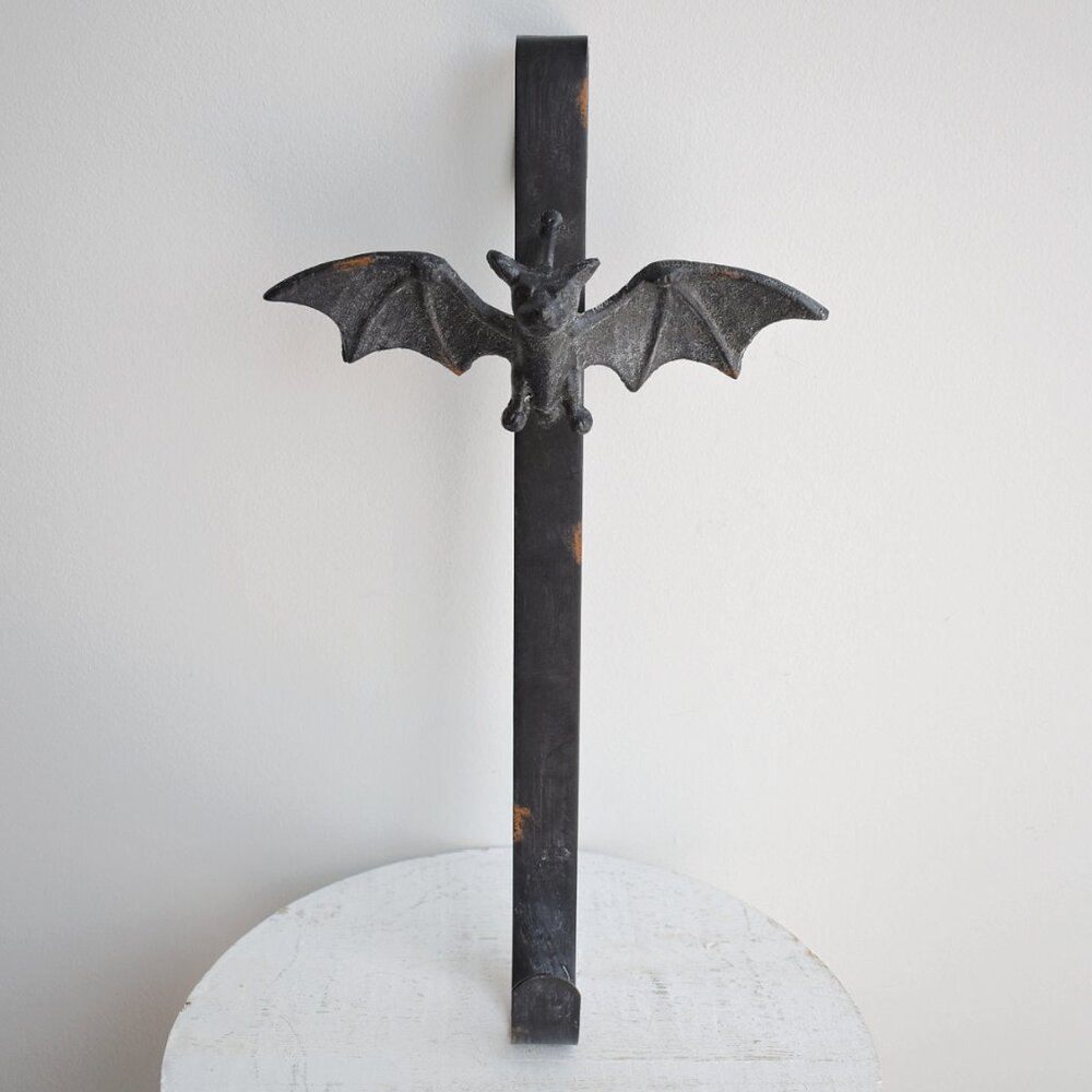Cast Iron Metal Vampire Bat Over The Door Wreath Holder Gothic Halloween Decor